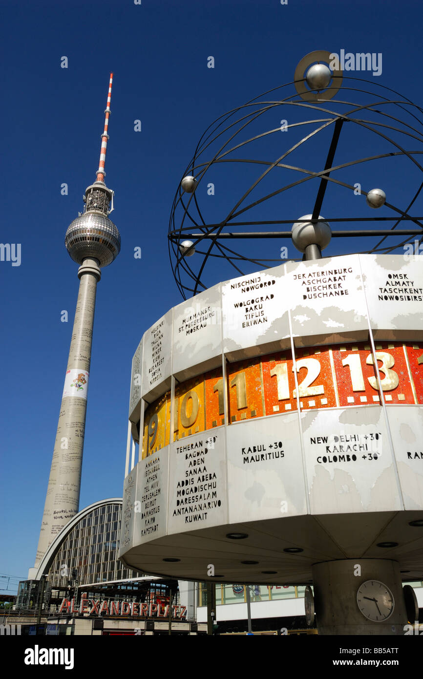 Berlin Deutschland die Weltzeituhr und Fernsehturm TV Turm am Alexanderplatz Stockfoto