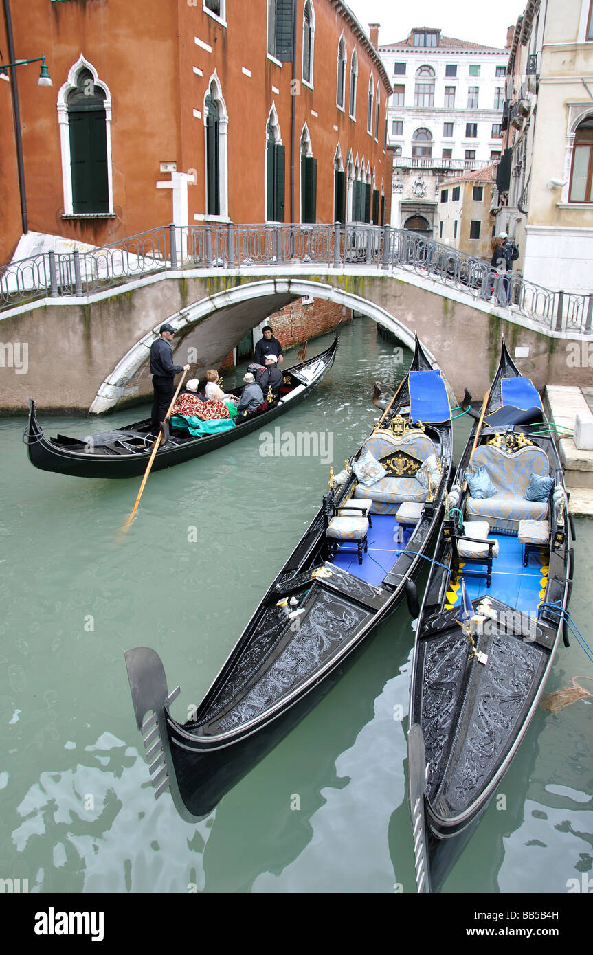 Gondeln auf Backstreet Kanal, Venedig, Provinz Venedig, Veneto Region, Italien Stockfoto