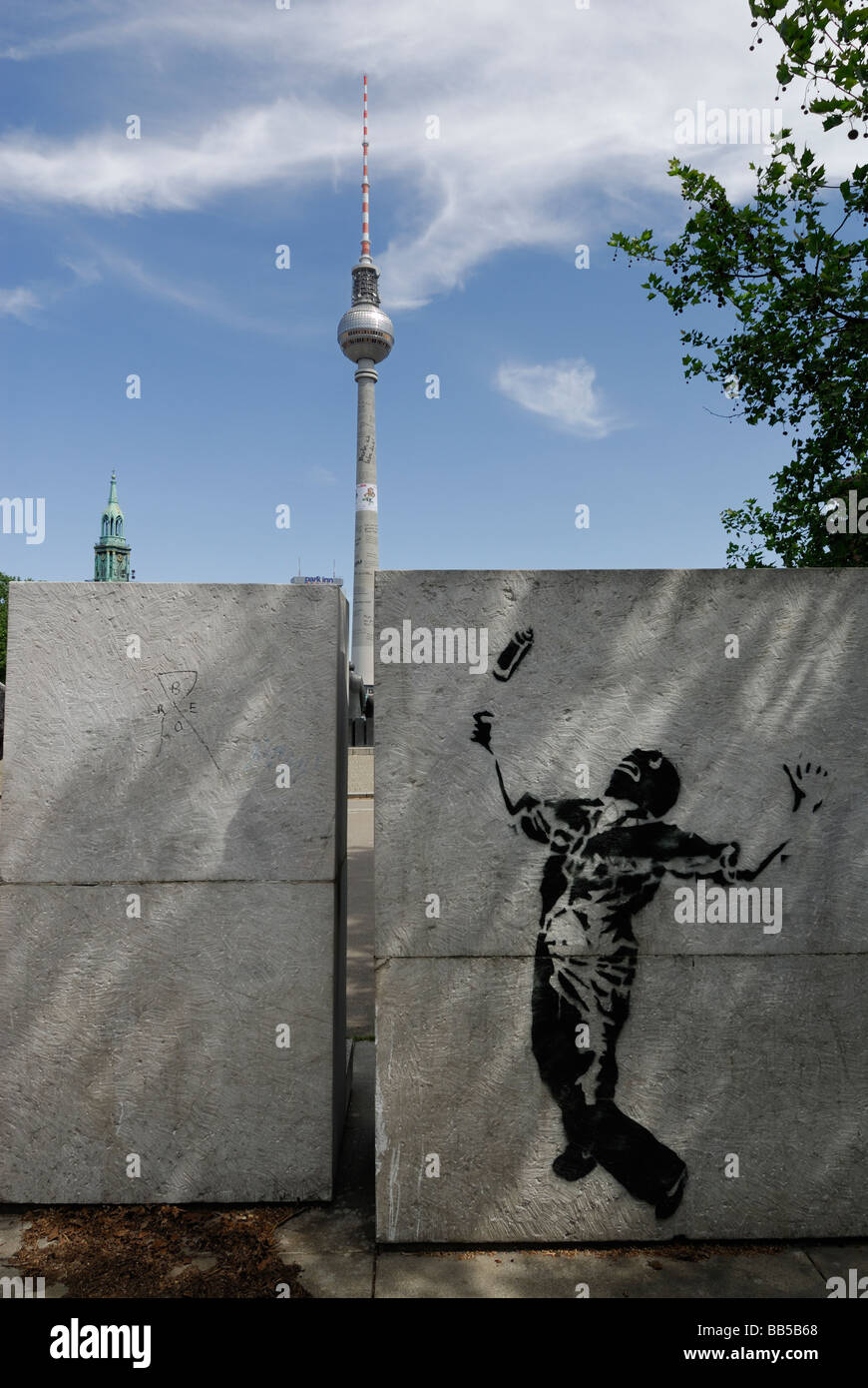 Berlin-Deutschland-Graffiti und den Fernsehturm-Fernsehturm auf dem Alexanderplatz Stockfoto