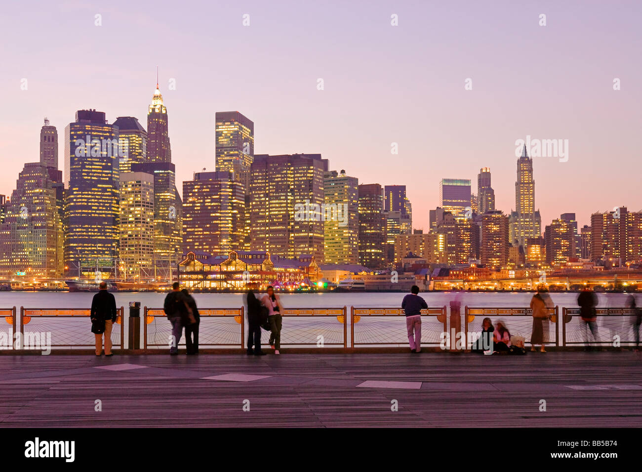 Menschen, die Aussicht auf die Skyline von Lower Manhattan, New York City genießen. Stockfoto