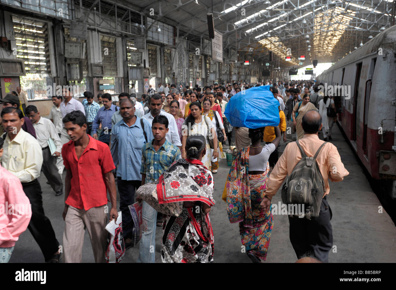 Morgen Pendler Gießen Sie den lokalen Zug am Churchgate Station, Mumbai, Indien Stockfoto