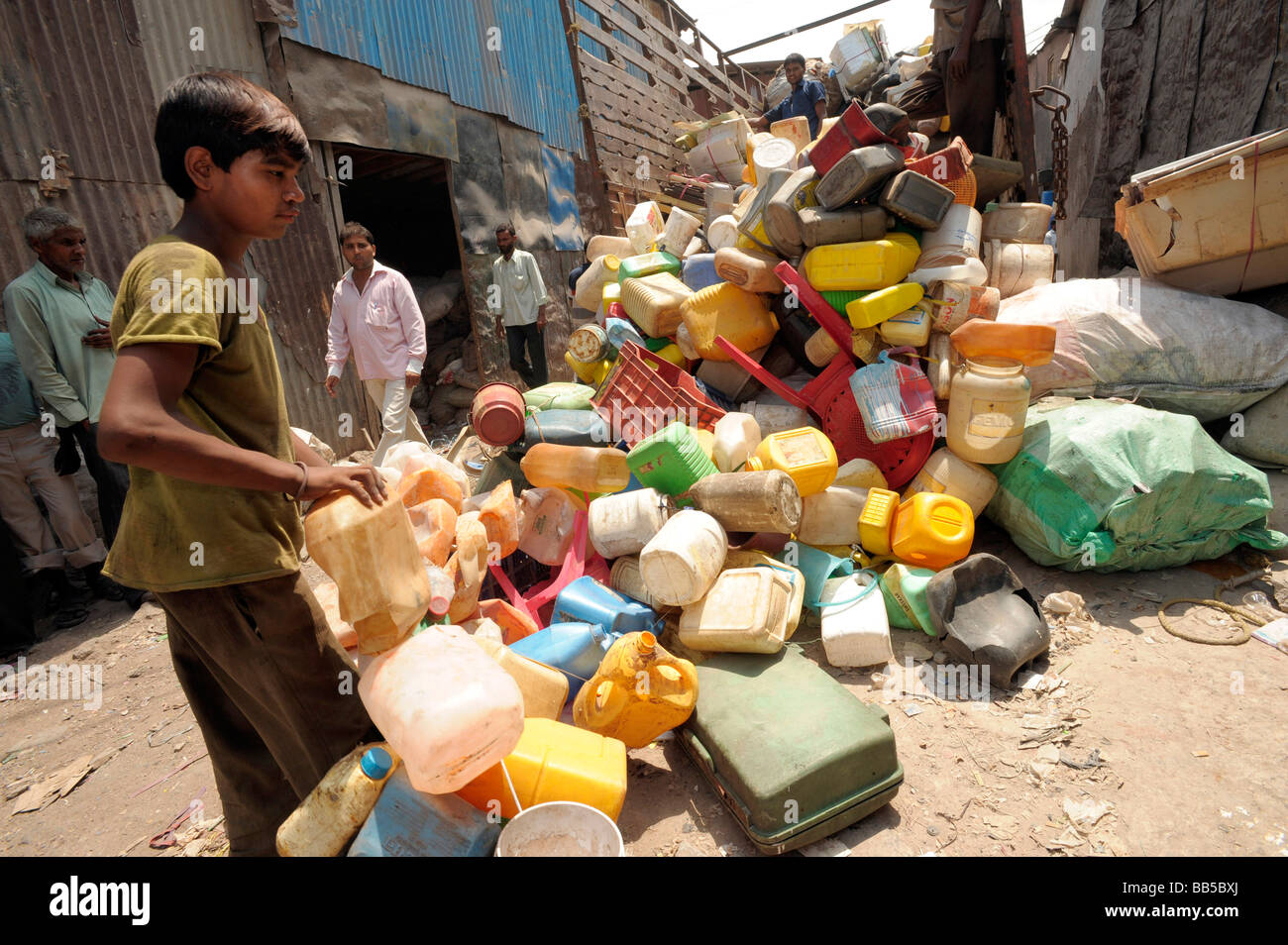 Ein junger Arbeiter in Dharavi sammeln und Hinterlegung Kunststoff Recycling Stockfoto