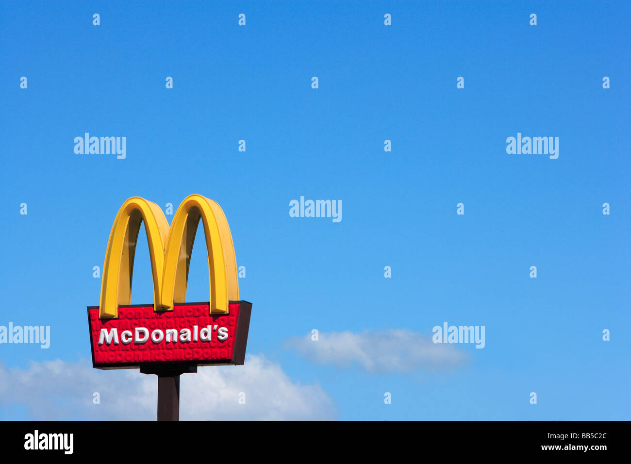 Mcdonald's Zeichen und Logos gegen den blauen Himmel Stockfoto