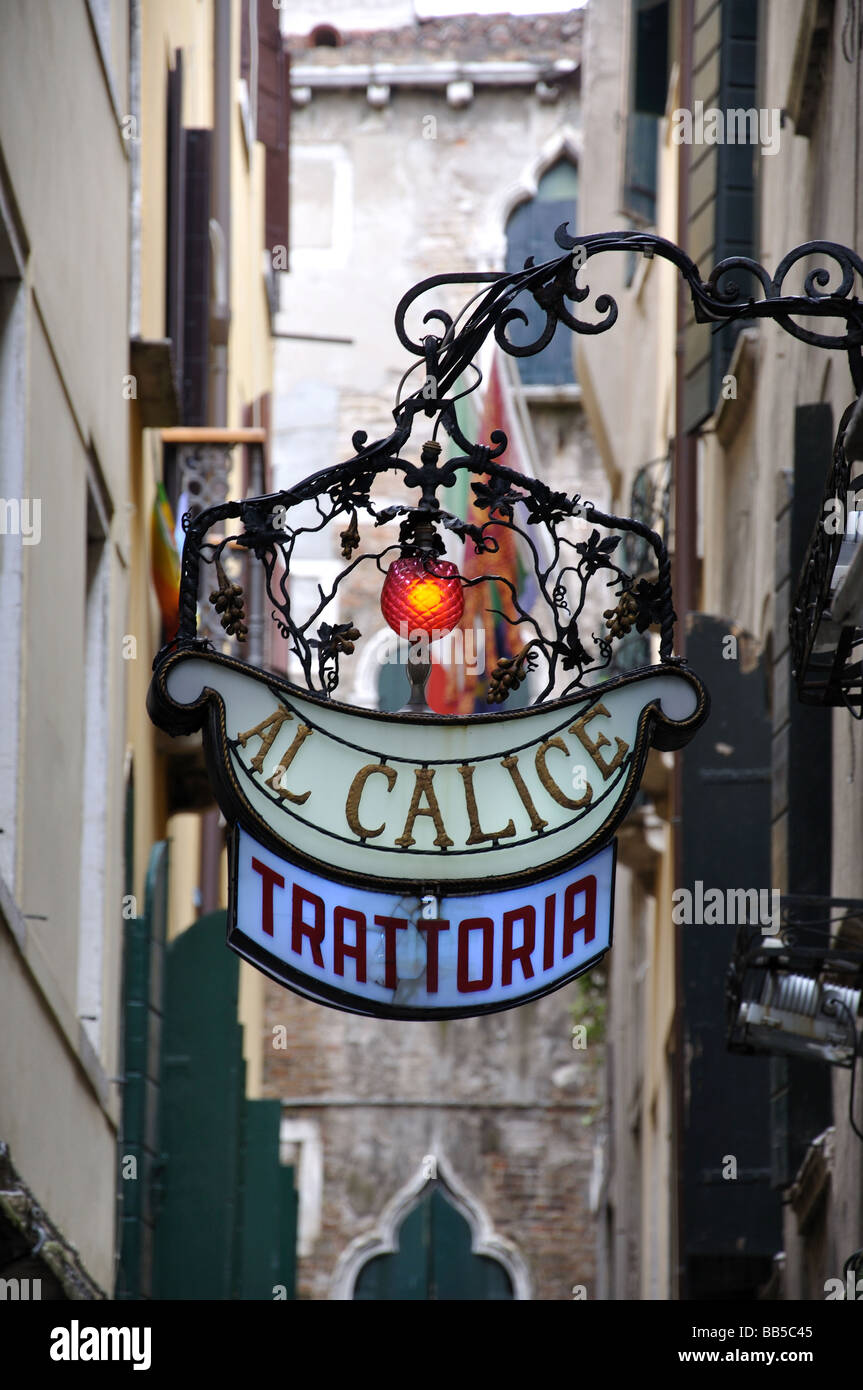 Antikes Restaurant Schild am Kanal, Venedig, Provinz Venedig, Veneto Region, Italien Stockfoto