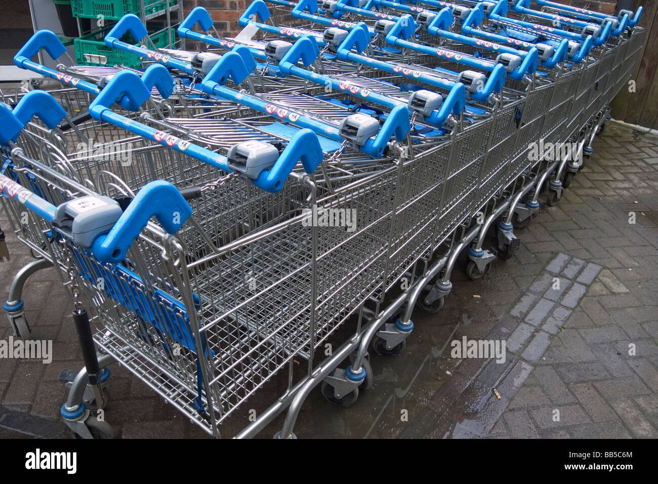 Ein Stapel von Coop-Supermarkt bezahlen, Wagen mit blauen Griffen zu  verwenden Stockfotografie - Alamy