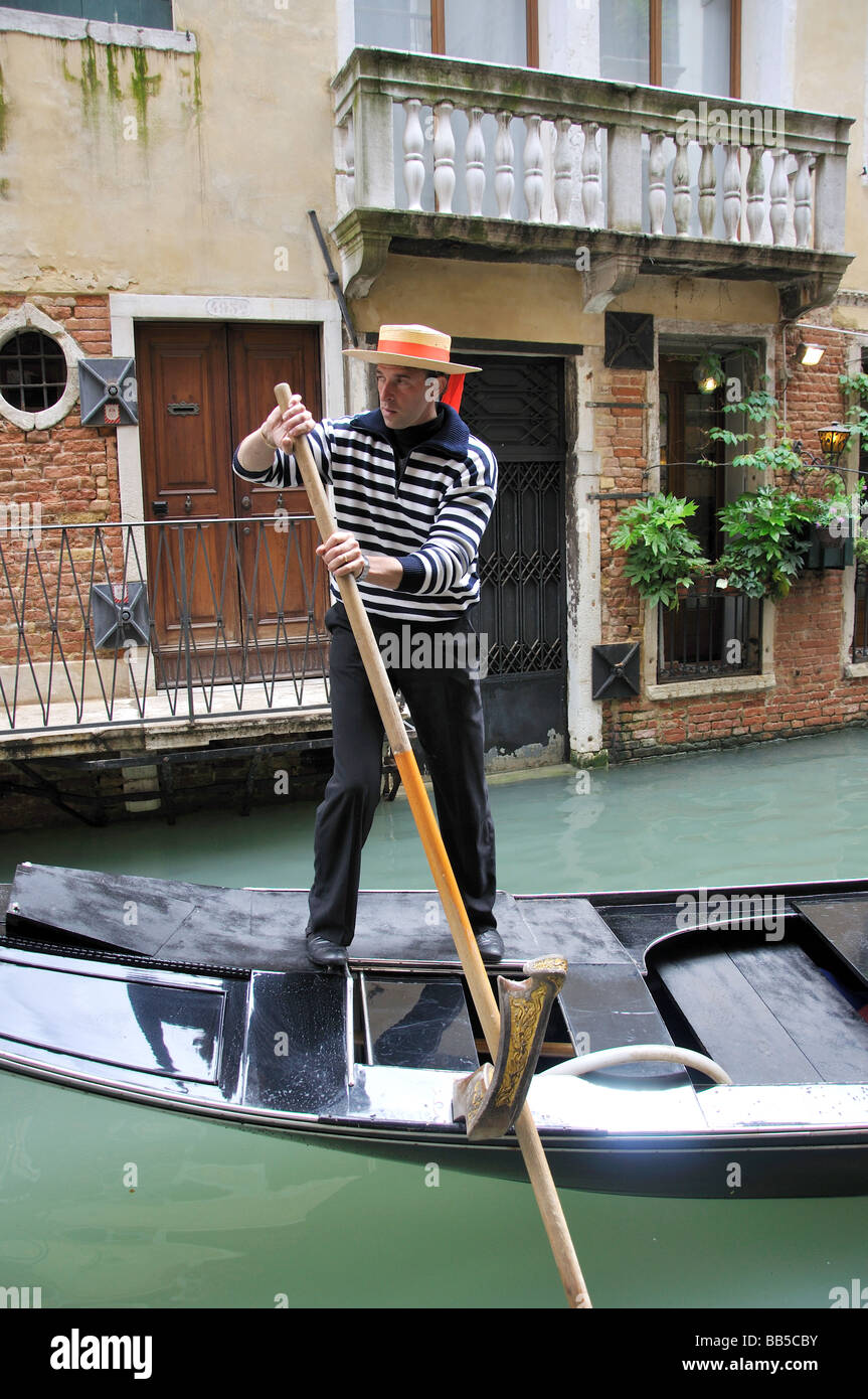 Gondel auf Backstreet Kanal, Venedig, Provinz Venedig, Veneto Region, Italien Stockfoto