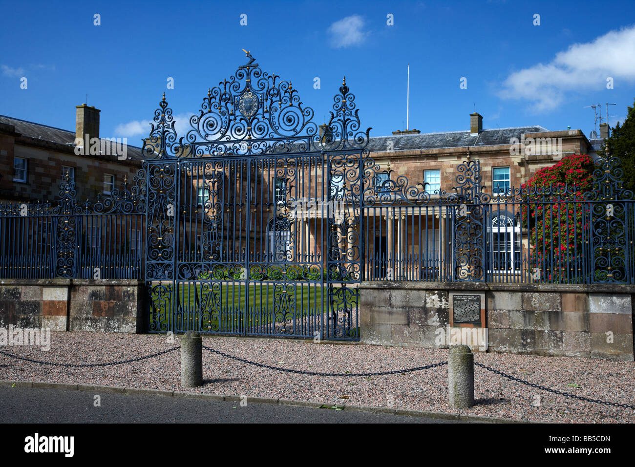 Die schmiedeeisernen Tore von Hillsborough Castle County down die Tore waren ursprünglich im Richill Schloss Stockfoto