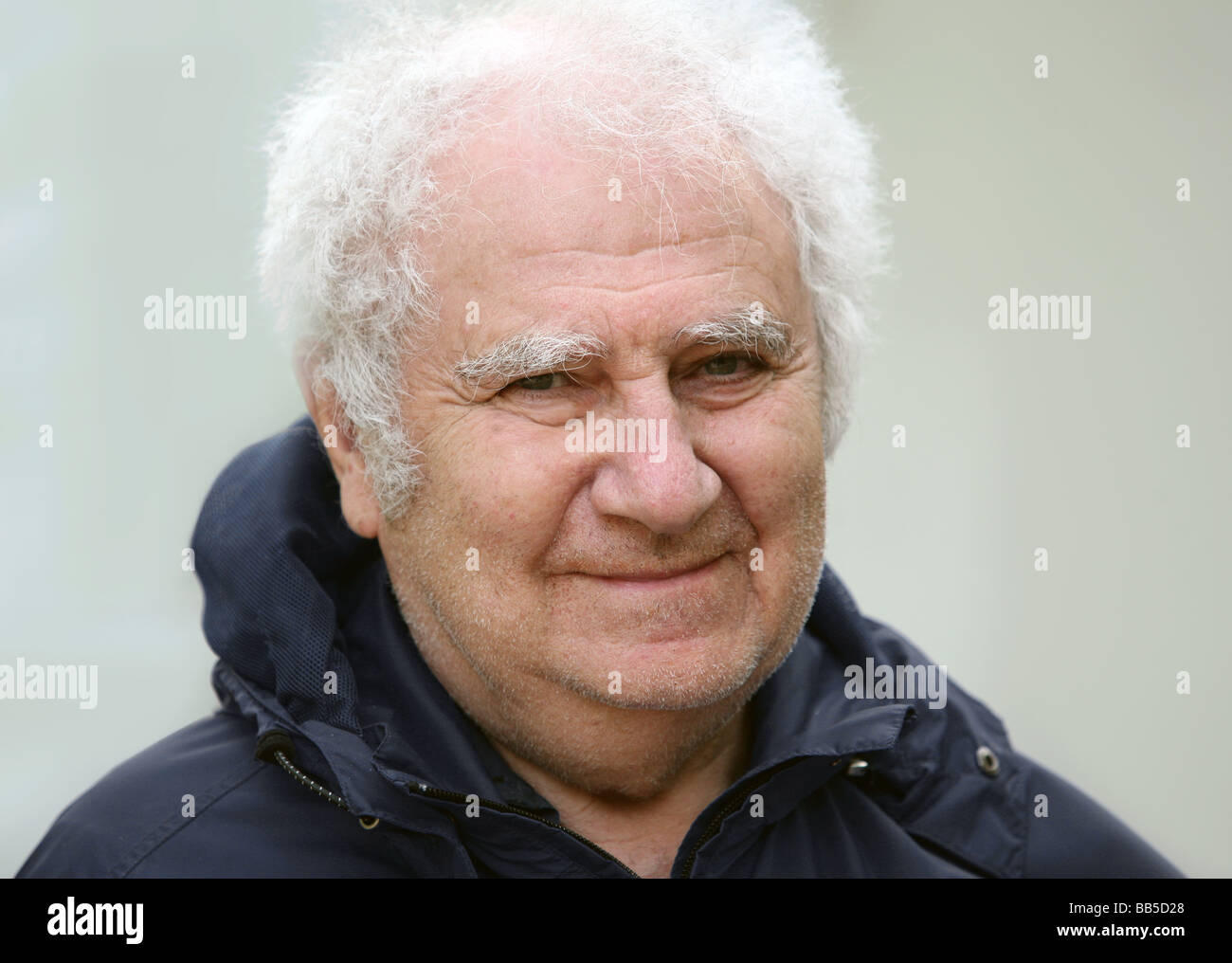 Ein Portrait eines alten Mannes mit weißem Haar Stockfoto