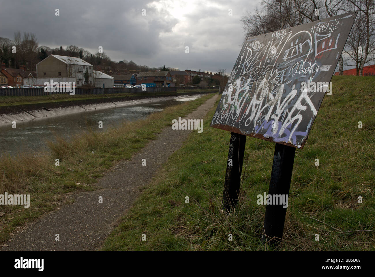 Graffiti auf einem Schild neben dem Fluss Gipping, Ipswich, Suffolk, UK lackiert. Stockfoto