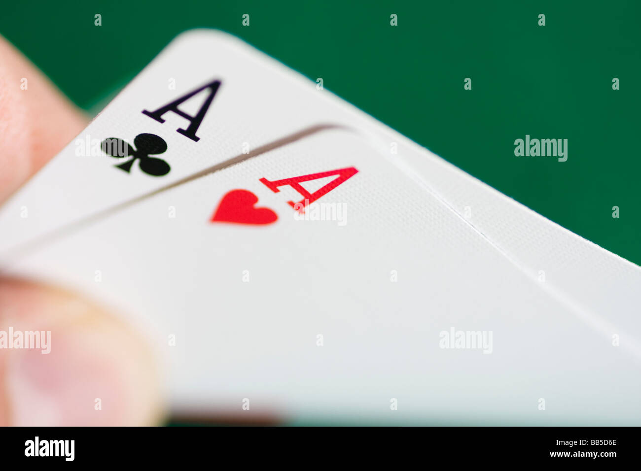 Hand halten zwei Asse Peek Poker Blackjack Stockfoto