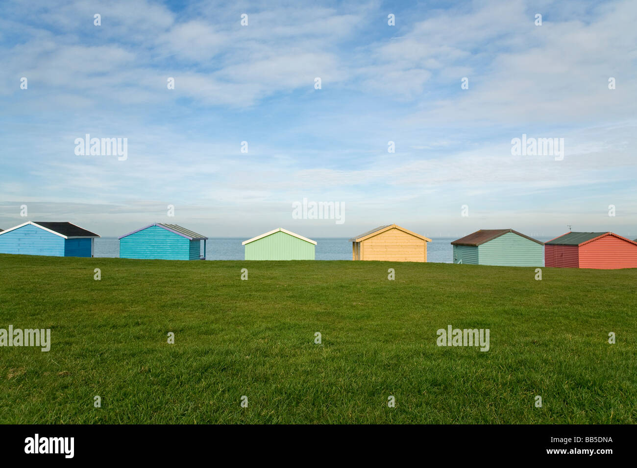 Farbenfrohe Strandhütten in Whitstable, Kent, Großbritannien Stockfoto