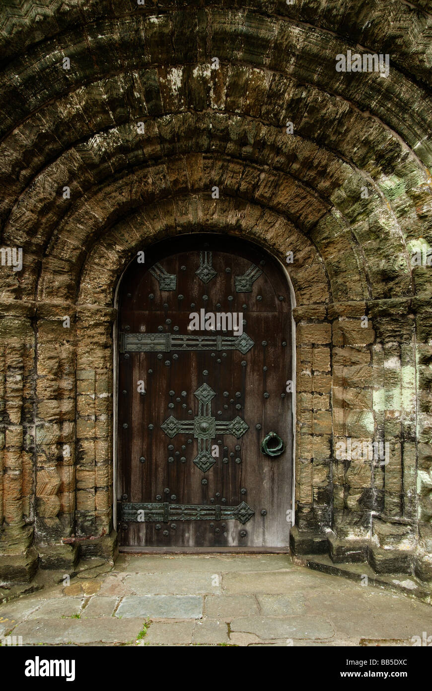 das 14. Jahrhundert Tür an der Pfarrkirche von st.germans in Cornwall, England, uk Stockfoto