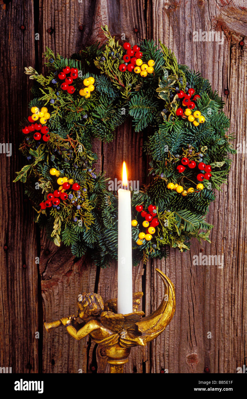 Adventskranz mit Engel-Kerzenhalter Stockfoto