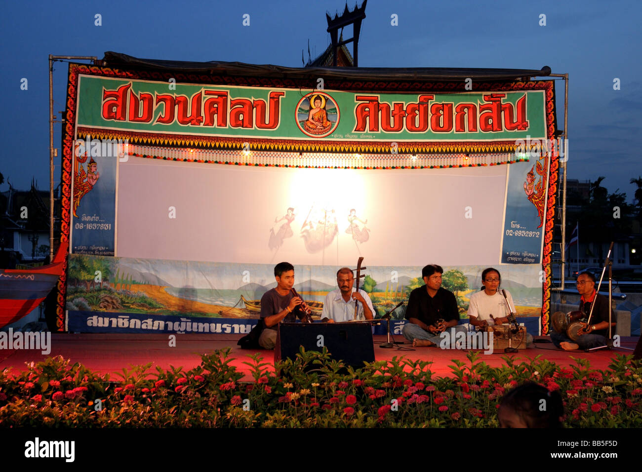 Thai Band auf Schattenspiel-Bühnen-Performance, Bangkok, Thailand Stockfoto