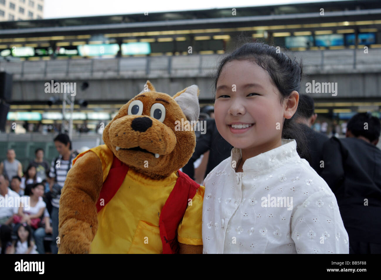 Thai Kinder mit Marionetten im Siam Paragon, Bangkok, Thailand Stockfoto