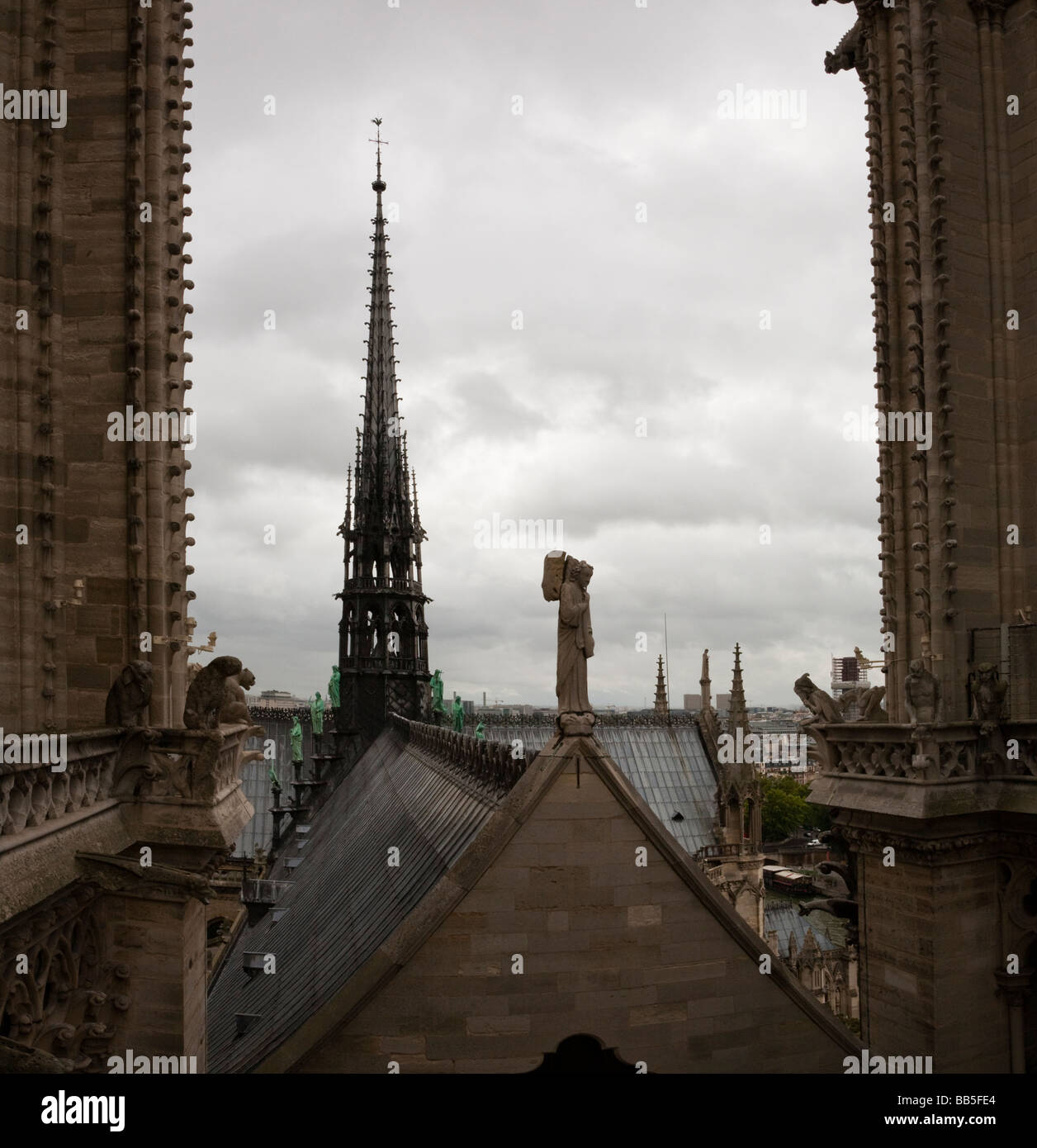 Nahaufnahme Foto Beruhmten Kathedrale Notre Dame Dach Paris Zeigen Alten Glockenturm Wasserspeier Heiligen Und Engel Skulpturen Unheimliche Moody Dunklen Bewolkter Tag Stockfotografie Alamy