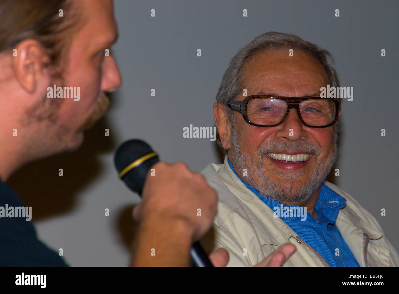 Regisseur Mark Rydell interviewt wird, folgt eine 30. Jahrestag-Vorführung seines Films "The Rose". Stockfoto