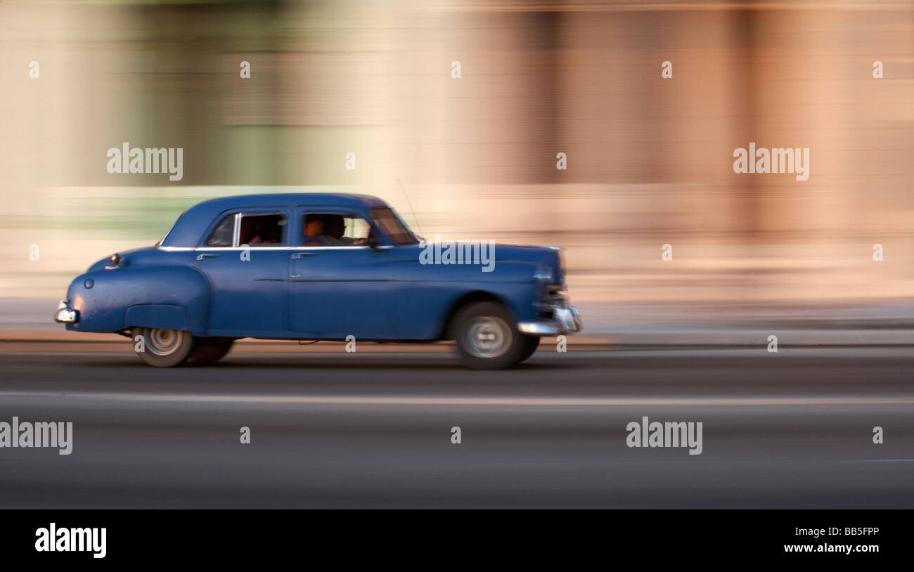 Altes Auto Beschleunigung auf dem Weg zu El Malecon, Havanna, Kuba, Karibik, Karibik, Zentral- und Lateinamerika Stockfoto