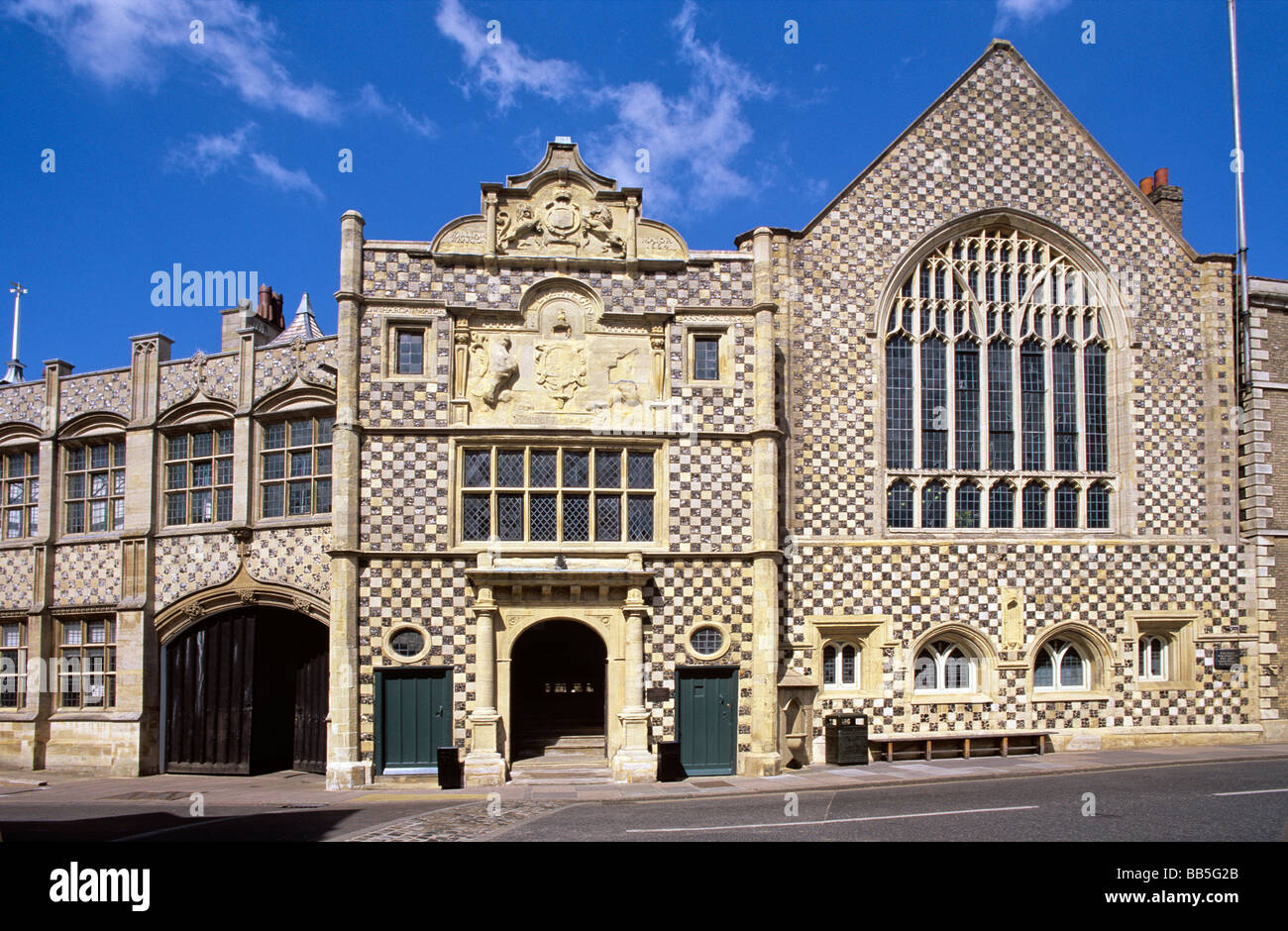 Karierte Flint und Sandstein Guildhall erbaut 1421 mit passenden Rathaus, erbaut im Jahre 1895 Norfolk Stockfoto