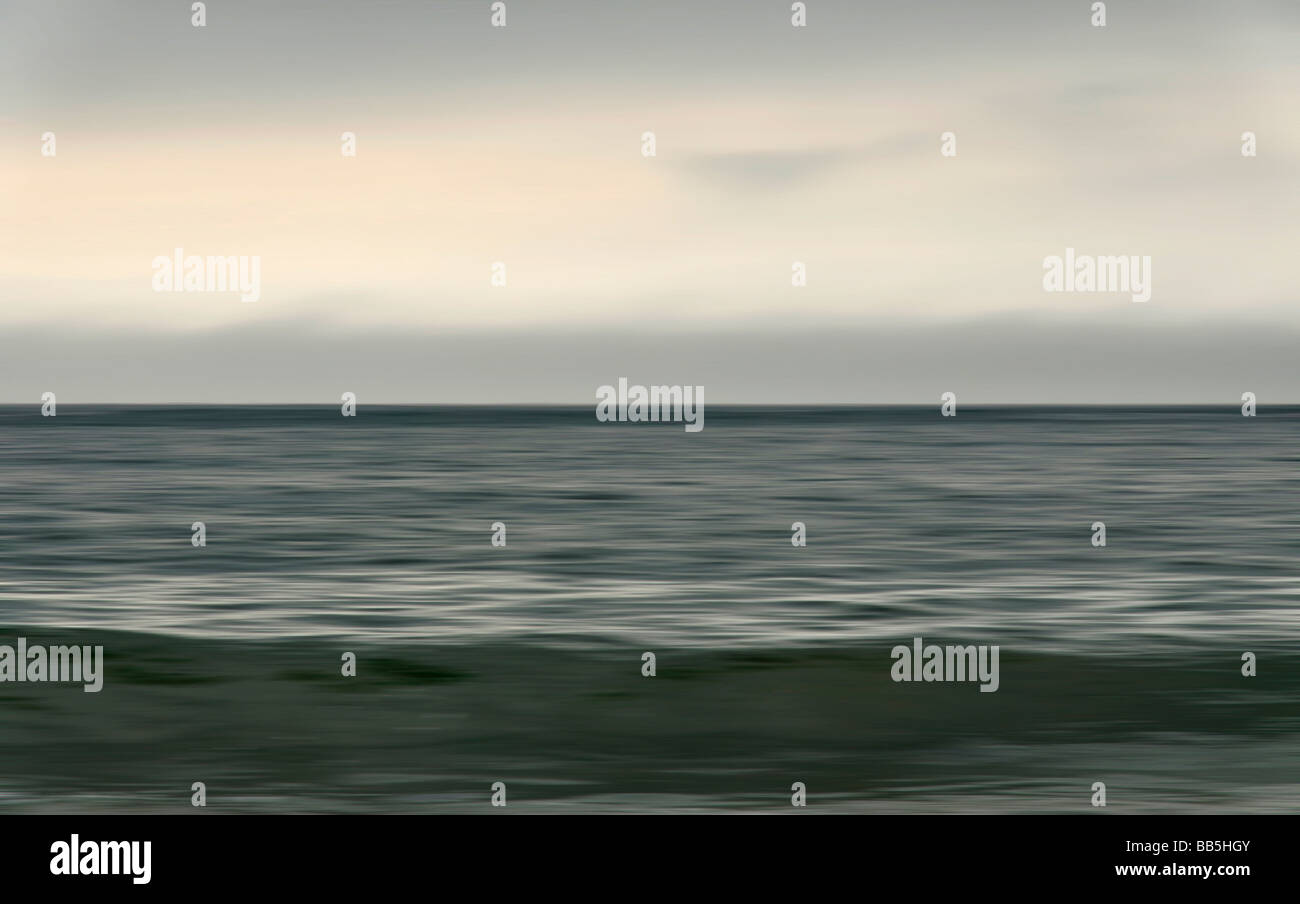 Grauer Himmel und Meer Süßwasser Osten Pembrokeshire Wales (bewusste Bewegung der Kamera) Stockfoto