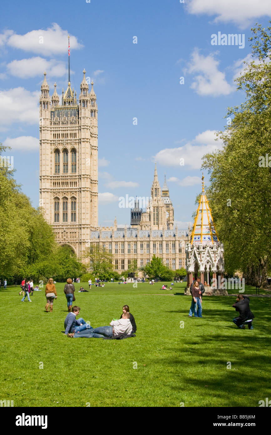 Häuser des Parlaments Victoria Tower Gardens Westminster London England Stockfoto