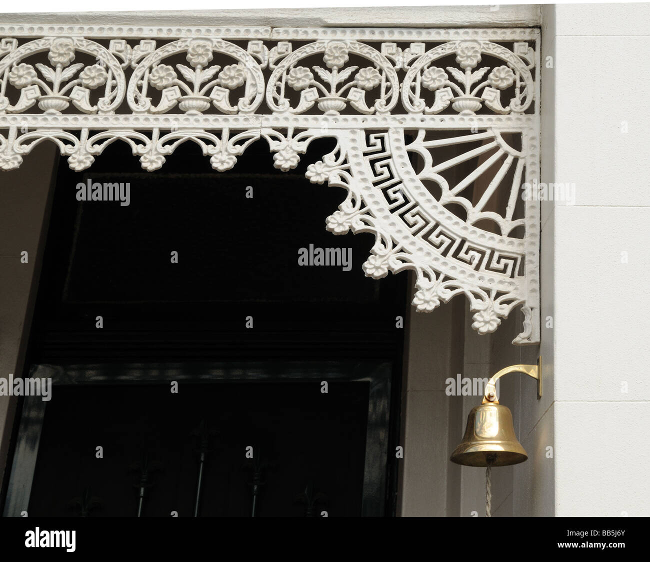 Nahaufnahme von Dekorationen aus Gusseisen und Messing Türglocke auf viktorianischen Bungalow Haus im Vorort Carlton Melbourne Australien Stockfoto