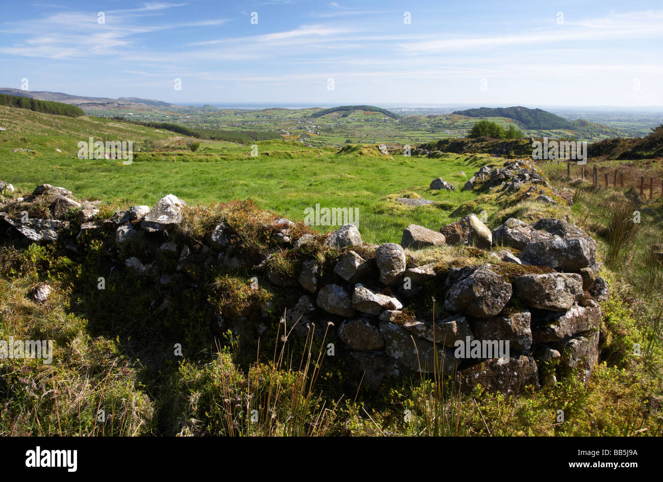 alte historische irische trocken Steinmauer Feldgrenze auf Slieve Gullion Mountain in den Ring der Gullion South County armagh Stockfoto