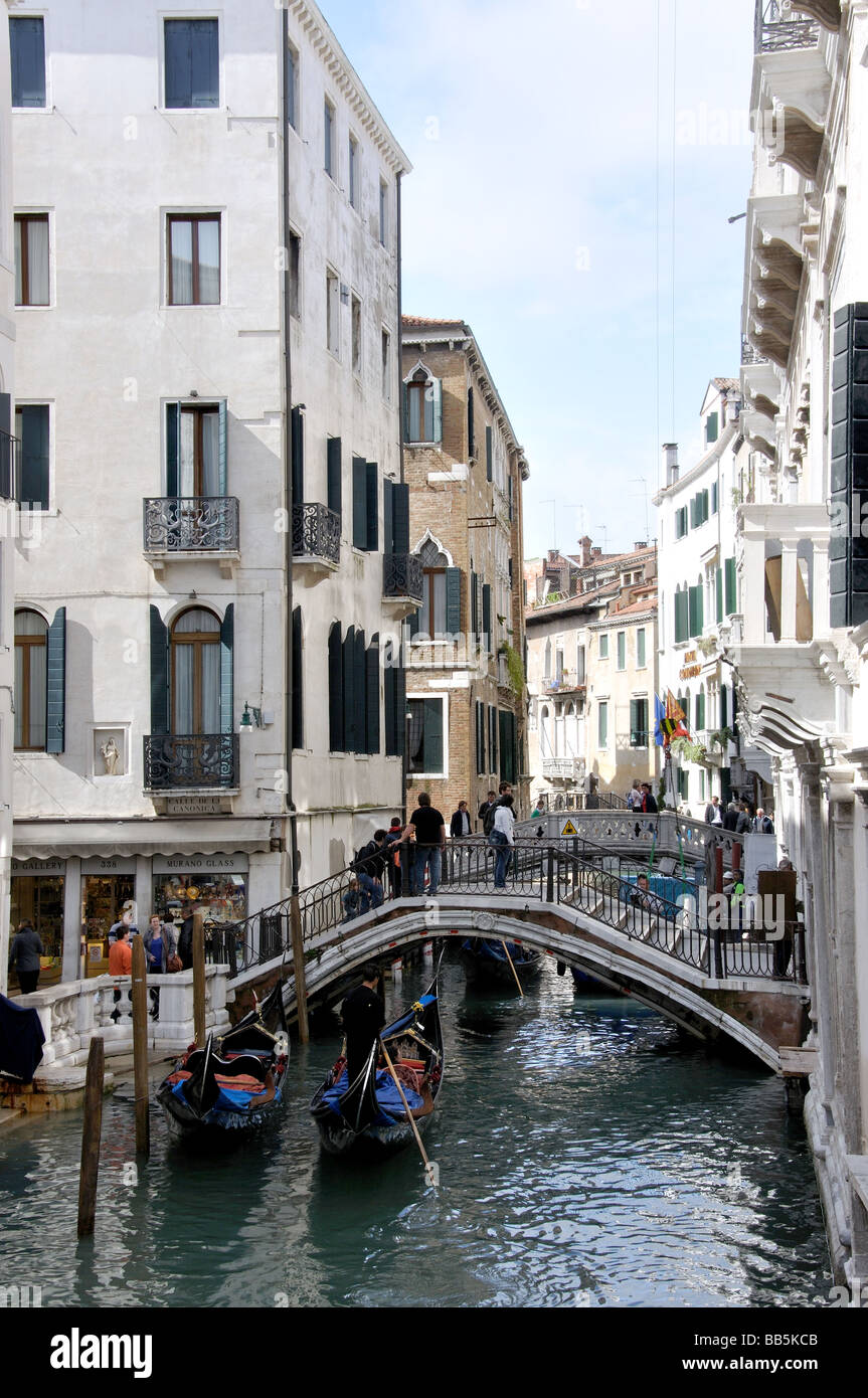 Gondeln auf Backstreet Kanal, Venedig, Provinz Venedig, Veneto Region, Italien Stockfoto