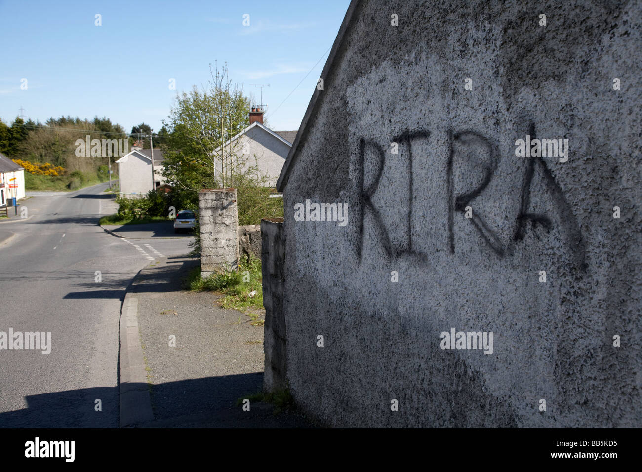 Graffiti an einer Wand in Cullyhanna South Armagh unterstützen den Dissidenten republikanischen Splitter Gruppe der real IRA RIRA Stockfoto