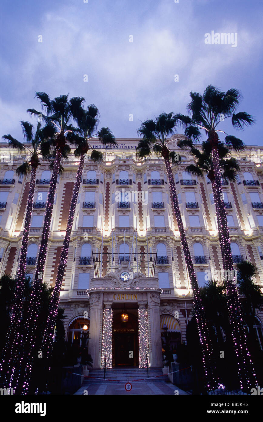 Hotel Carlton in Cannes mit Weihnachtsdekoration Stockfoto