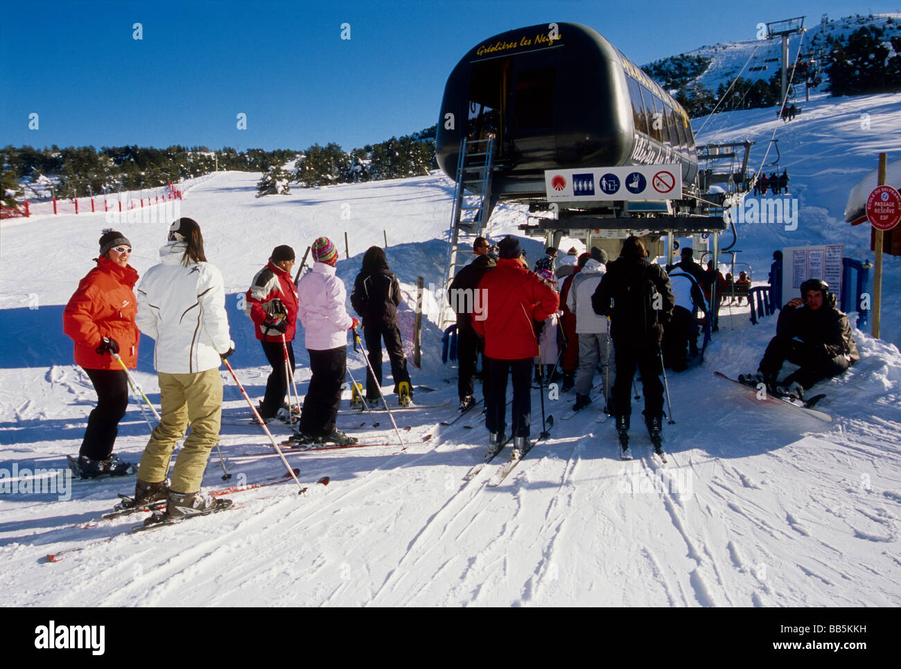 Menschen warten auf den Sessellift zu den Gipfeln der Skistation Stockfoto