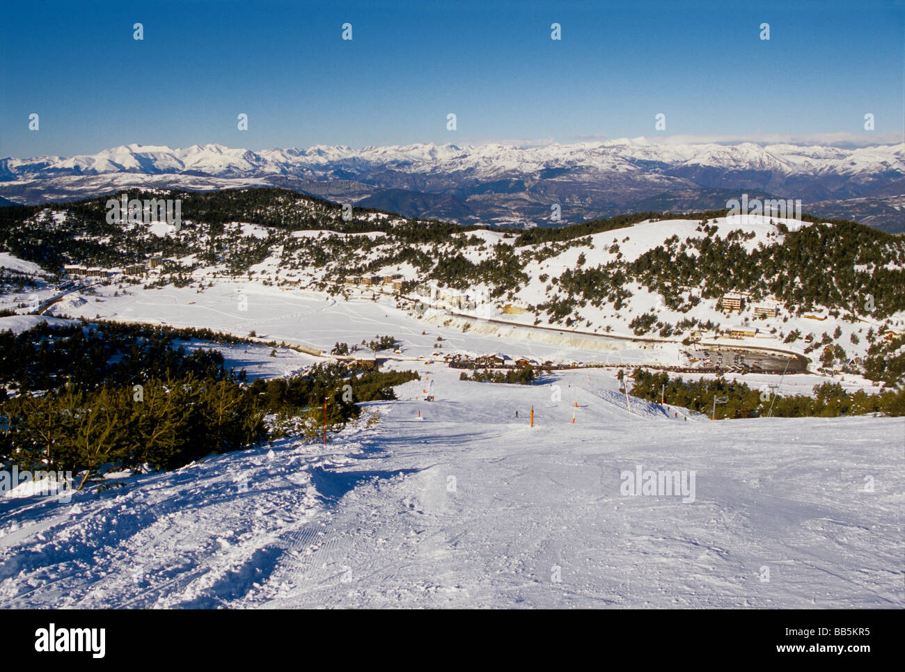 Die Ski-Station des Greoliere Les Neiges ist nur 30 Meilen entfernt von der Mittelmeer-Küste Stockfoto