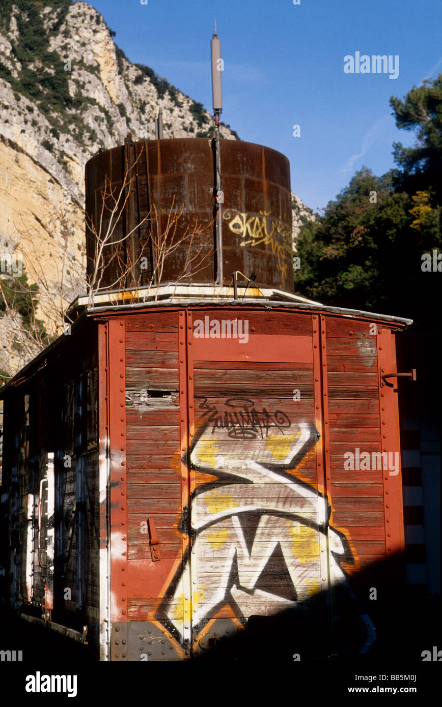 Urbane Malereien auf einem verlassenen Bahnhof Stockfoto