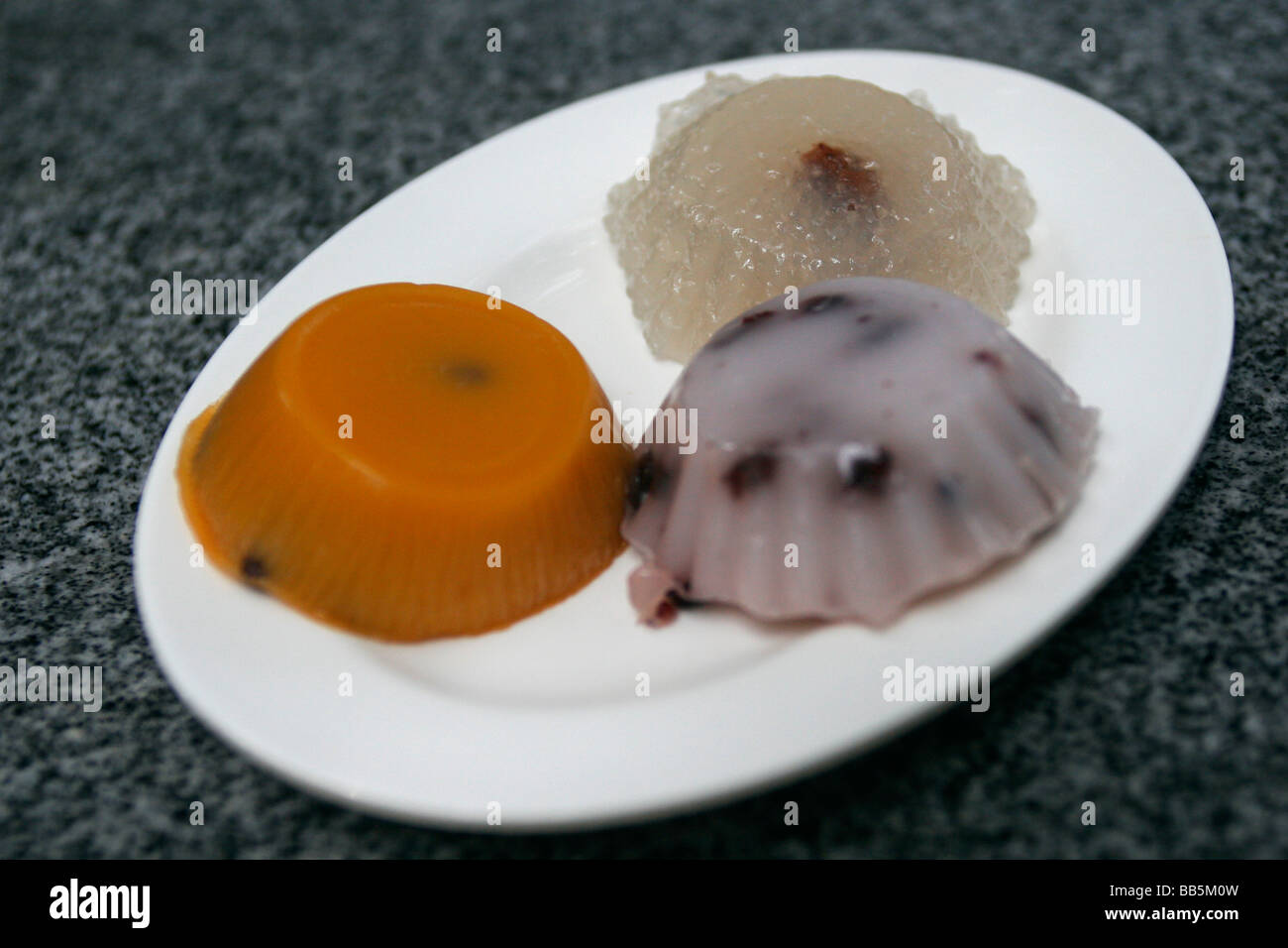 Eine Auswahl an vegetarischen Essen Kuchen auf einem Teller in Hong Kong. Stockfoto