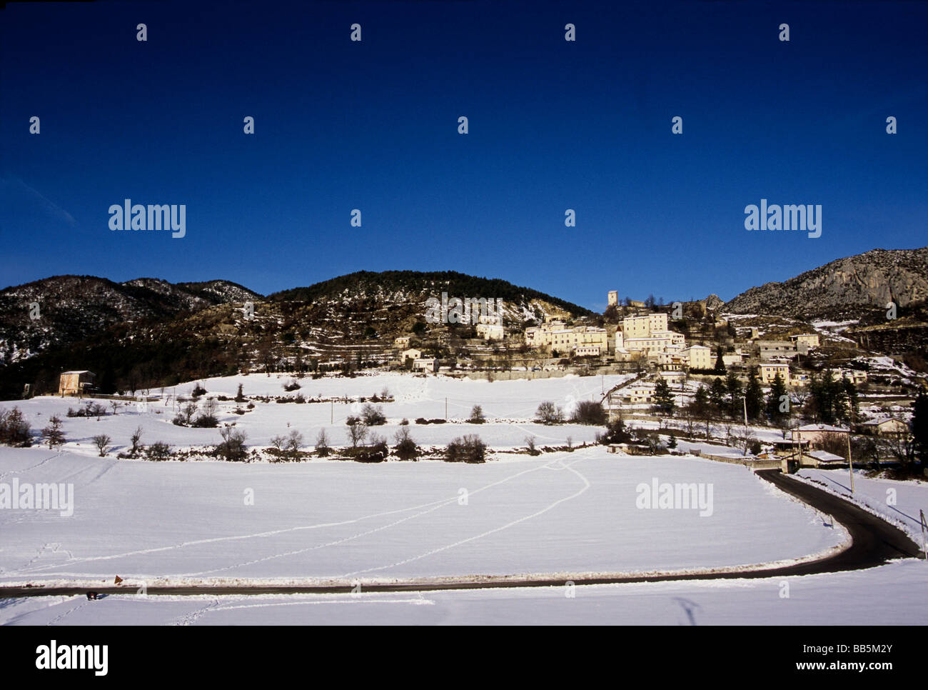 Malerischen Dorf La Penne im Winter in das Tal des Esteron Stockfoto