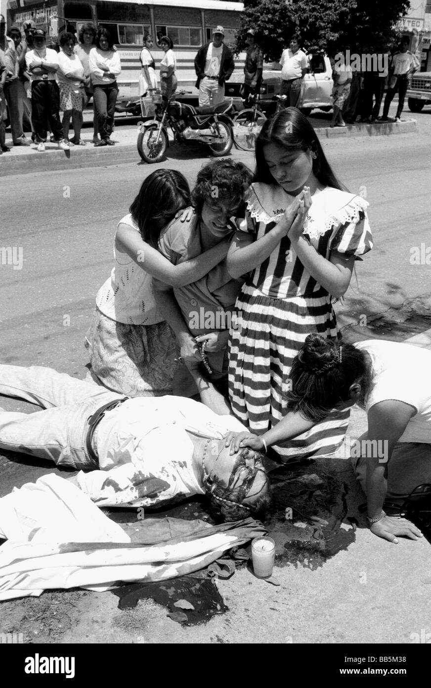 Mordopfer von seiner trauernden Familie umgeben. Oaxaca Mexiko Stockfoto