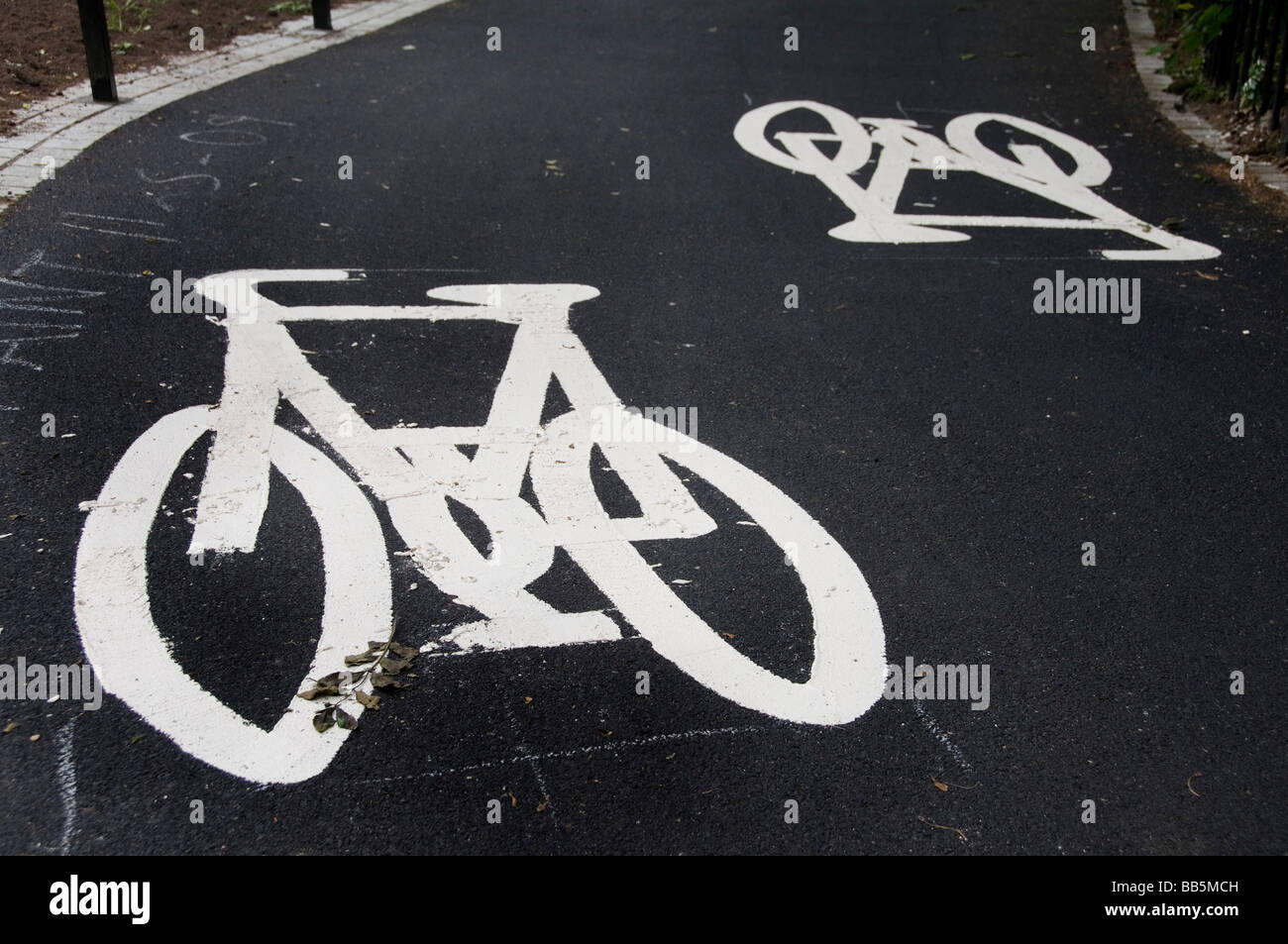 Hackney Fahrrad-Symbole gezeichnet auf dem Weg zu einen Zyklus bezeichnen verfolgen Stockfoto