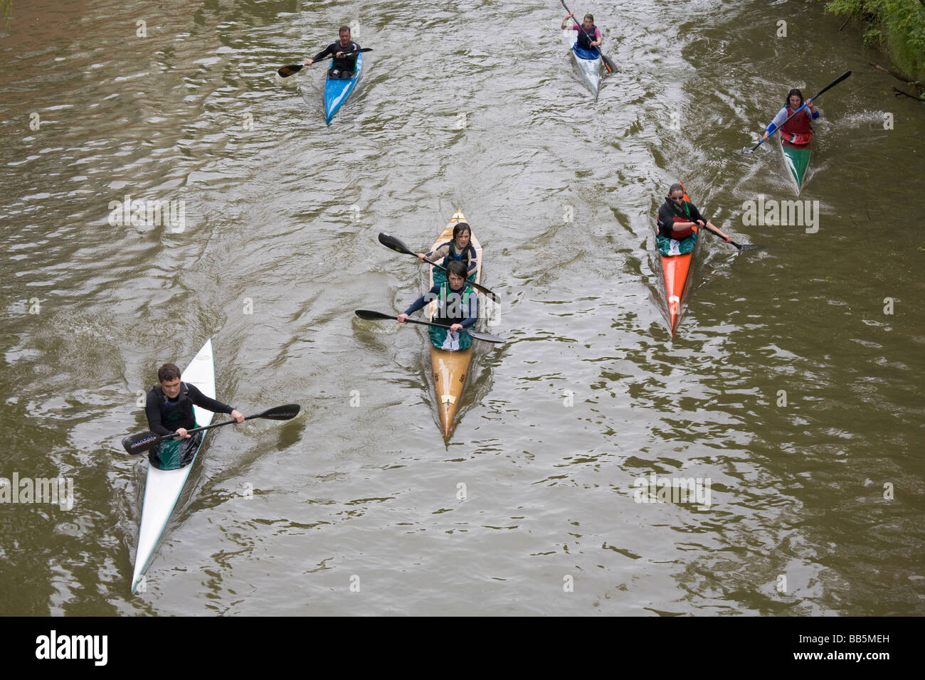 Eine Gruppe von Kajaks auf dem Fluß Leam in Warwickshire, Großbritannien Stockfoto