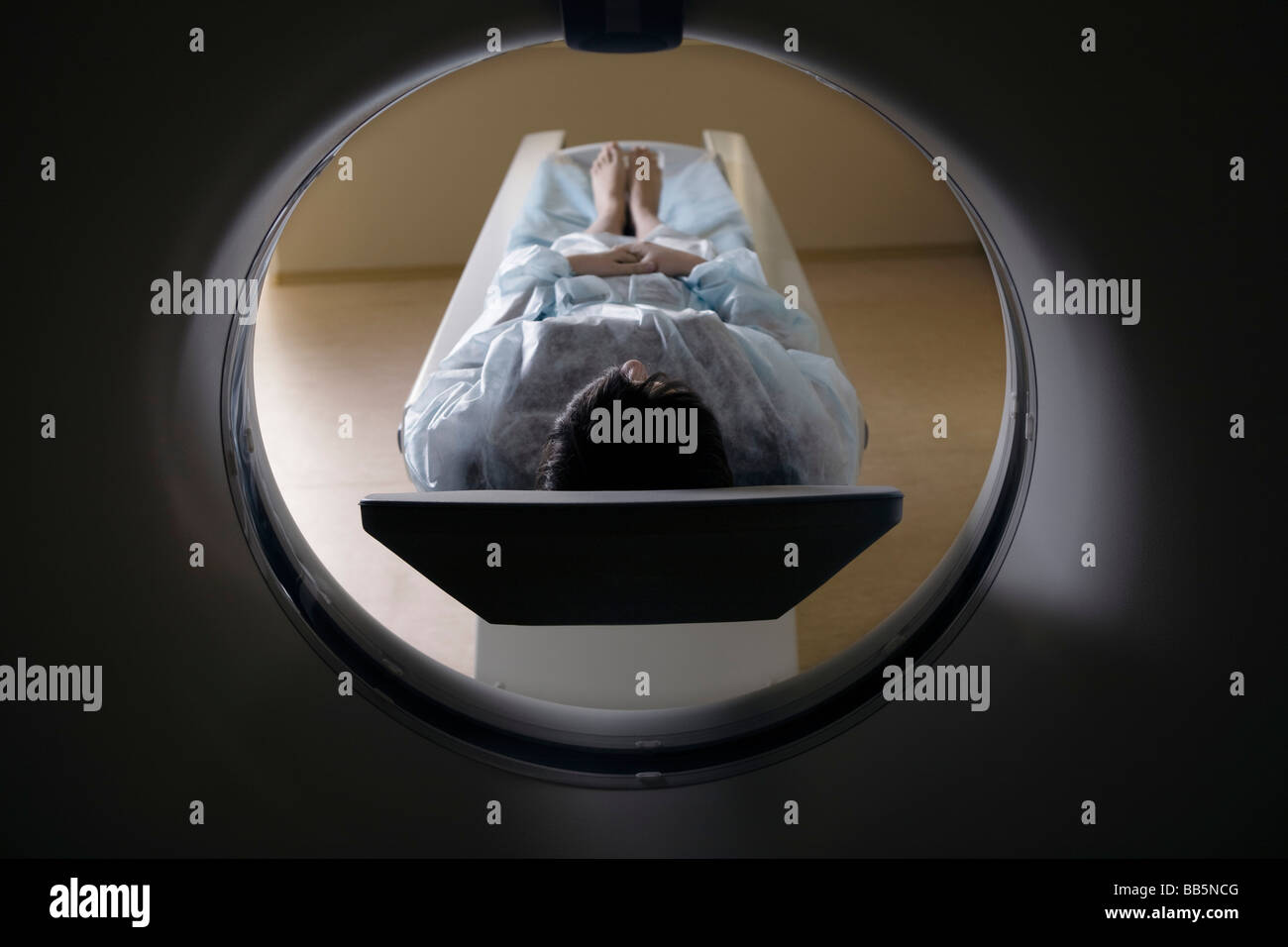 Frau liegend vor CAT-Scan-Maschine Stockfoto