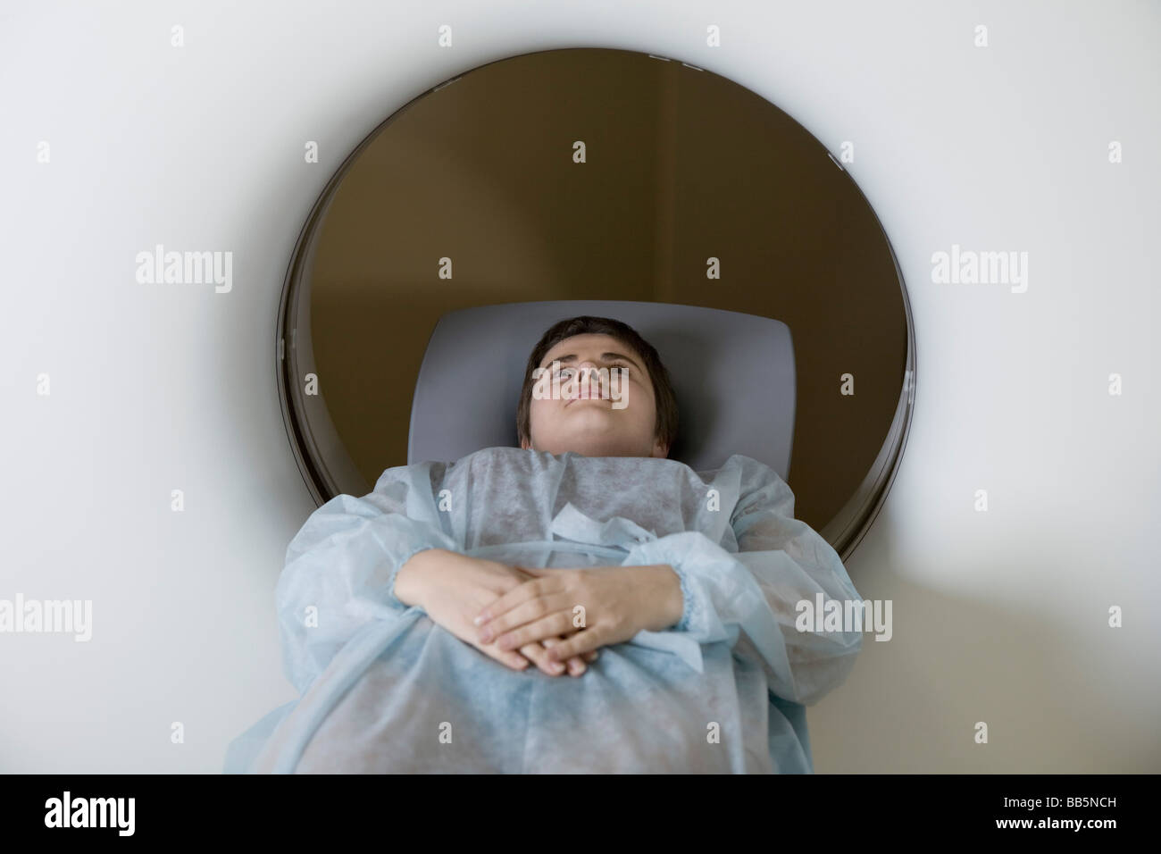 Frau liegend in CAT-Scan-Maschine Stockfoto