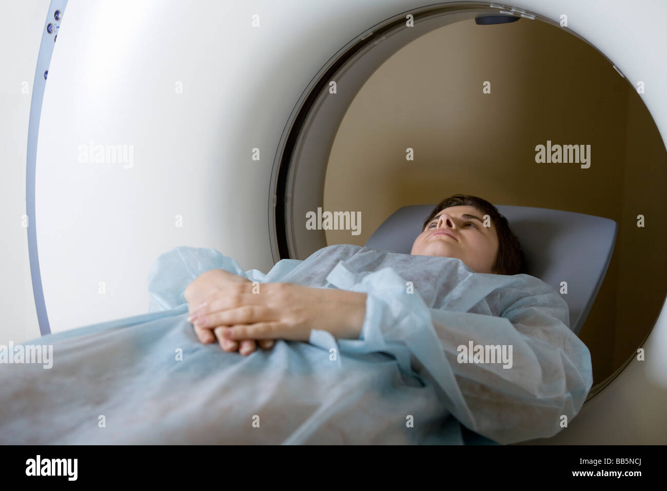 Frau liegend in CAT-Scan-Maschine Stockfoto