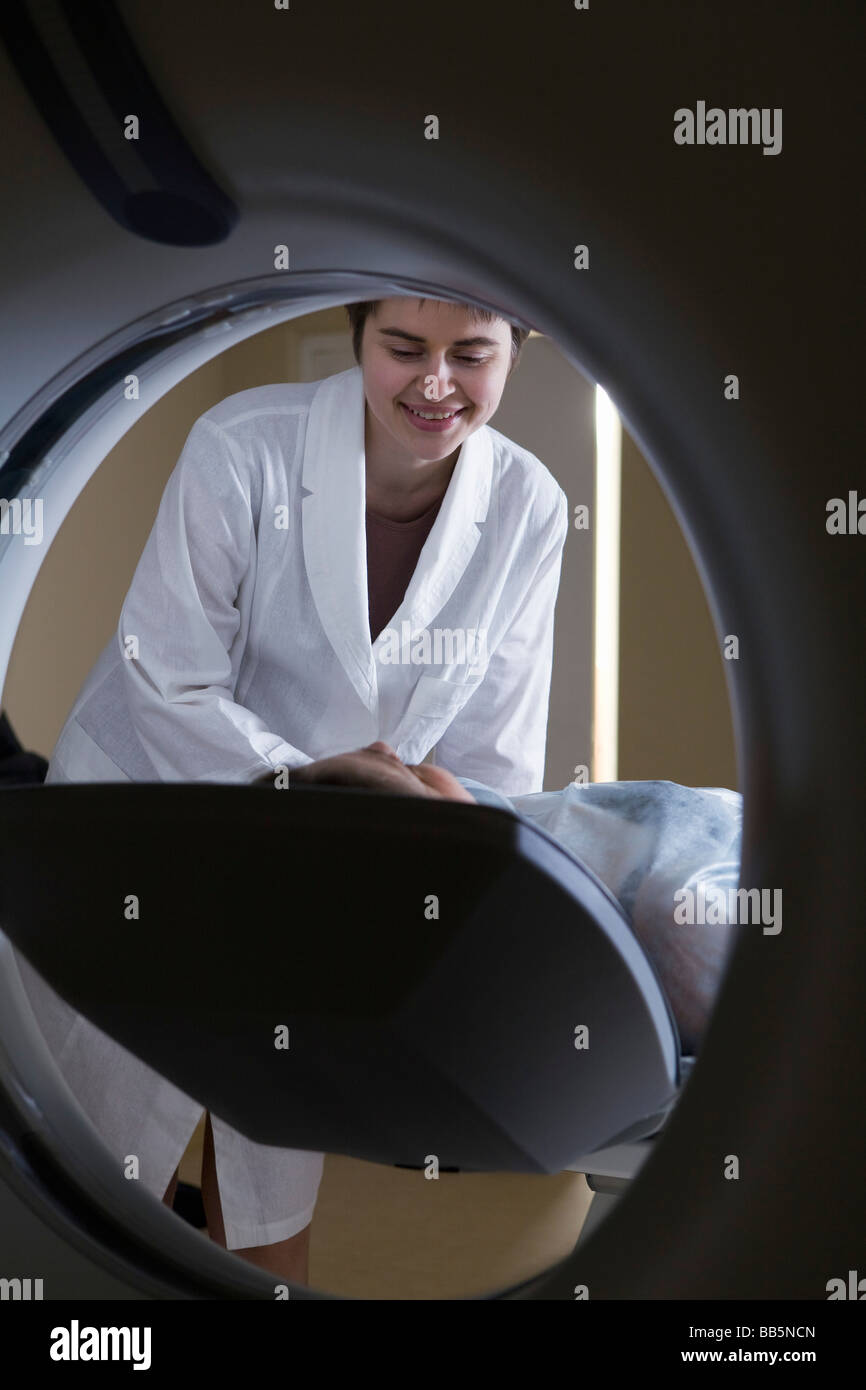 Frau liegend vor CAT-Scan-Maschine Stockfoto