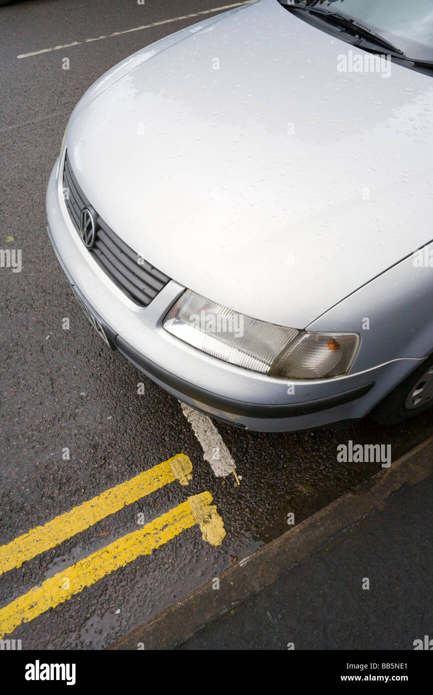 Auto im Raum neben gelben Doppellinien England UK Stockfoto