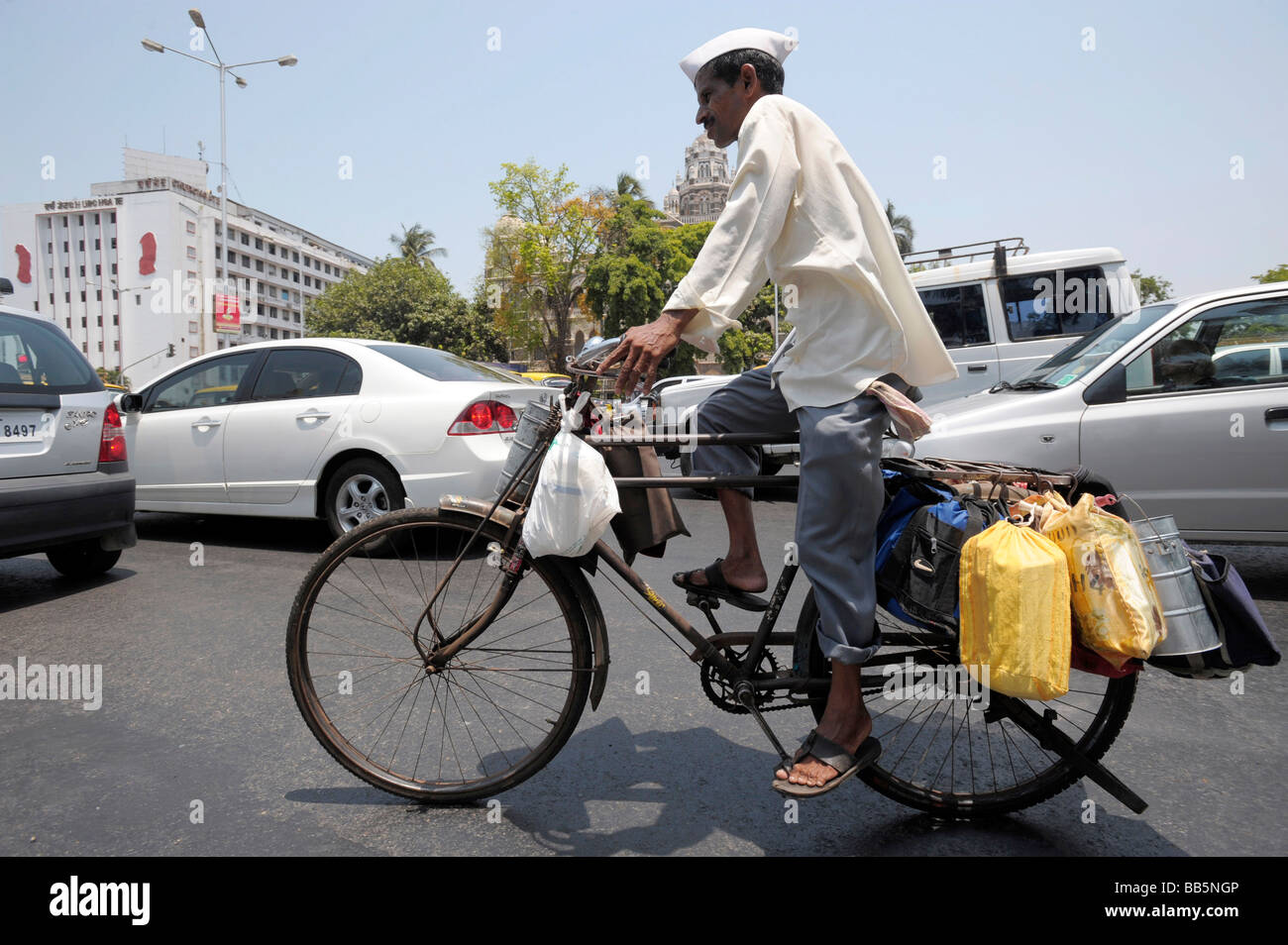 Ein Mann auf einem Fahrrad, die Bereitstellung von Mahlzeiten für Büroangestellte, Mumbai Stockfoto