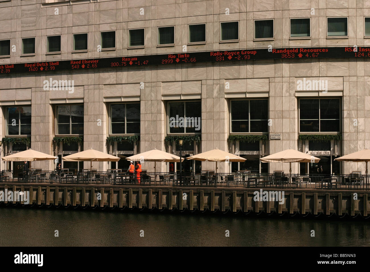 Cafe Tische und Arbeiter außerhalb Gebäude Canary Wharf London UK Stockfoto