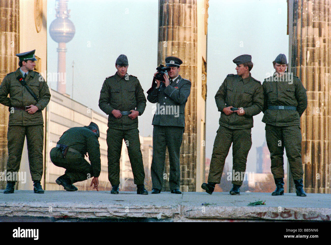 NVA Soldaten auf der Berliner Mauer im Jahr 1989, Berlin, Deutschland Stockfoto