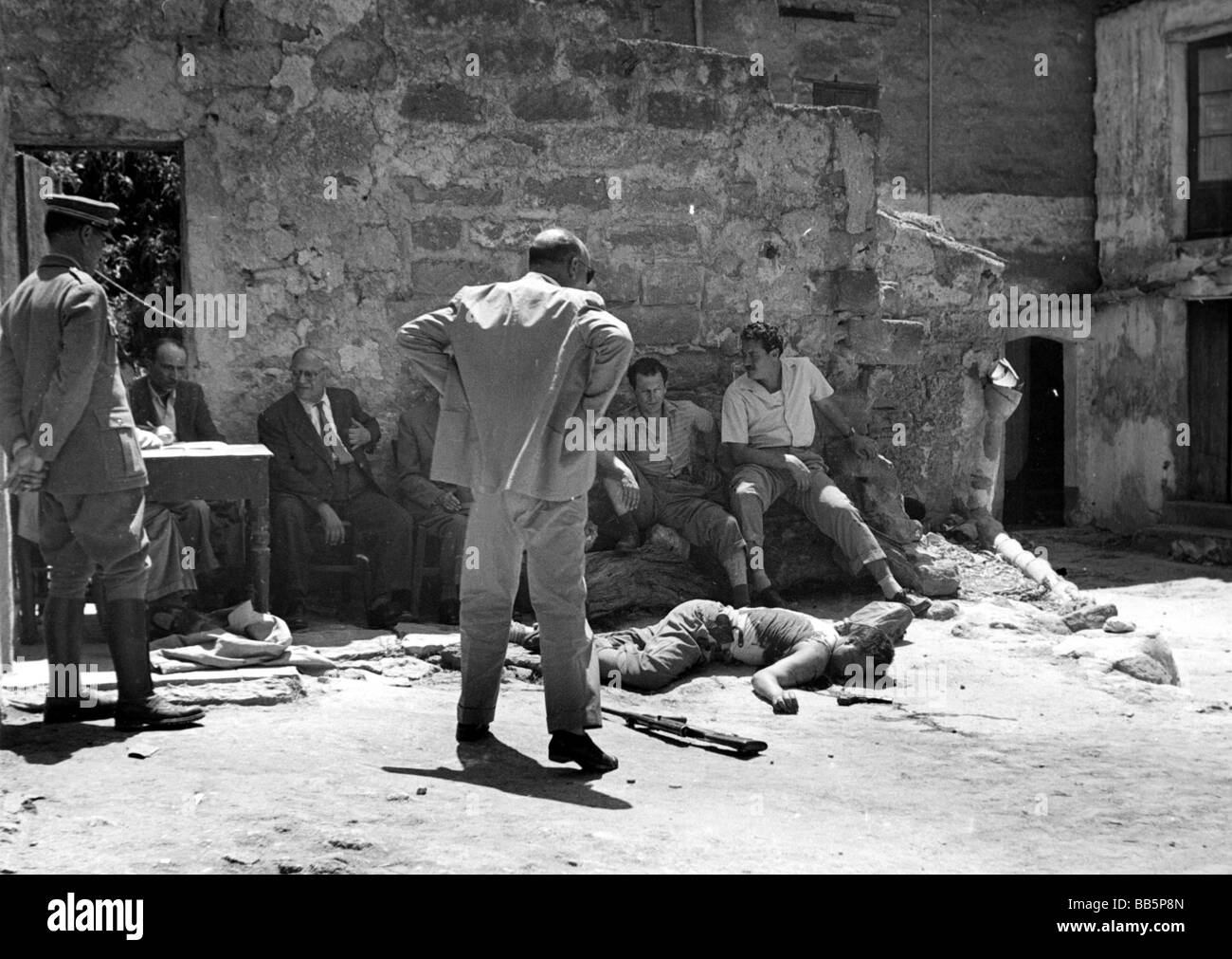 Giuliano, Salvatore, 16.11.1922 - 5.7.1950, sizilianischer Bandit, seine Leiche, Castelvetrano, Sizilien, 5.7.1950, Beamte der Polizei und des Justizwesens bei Ermittlungen vor Ort der Kriminalität, Stockfoto