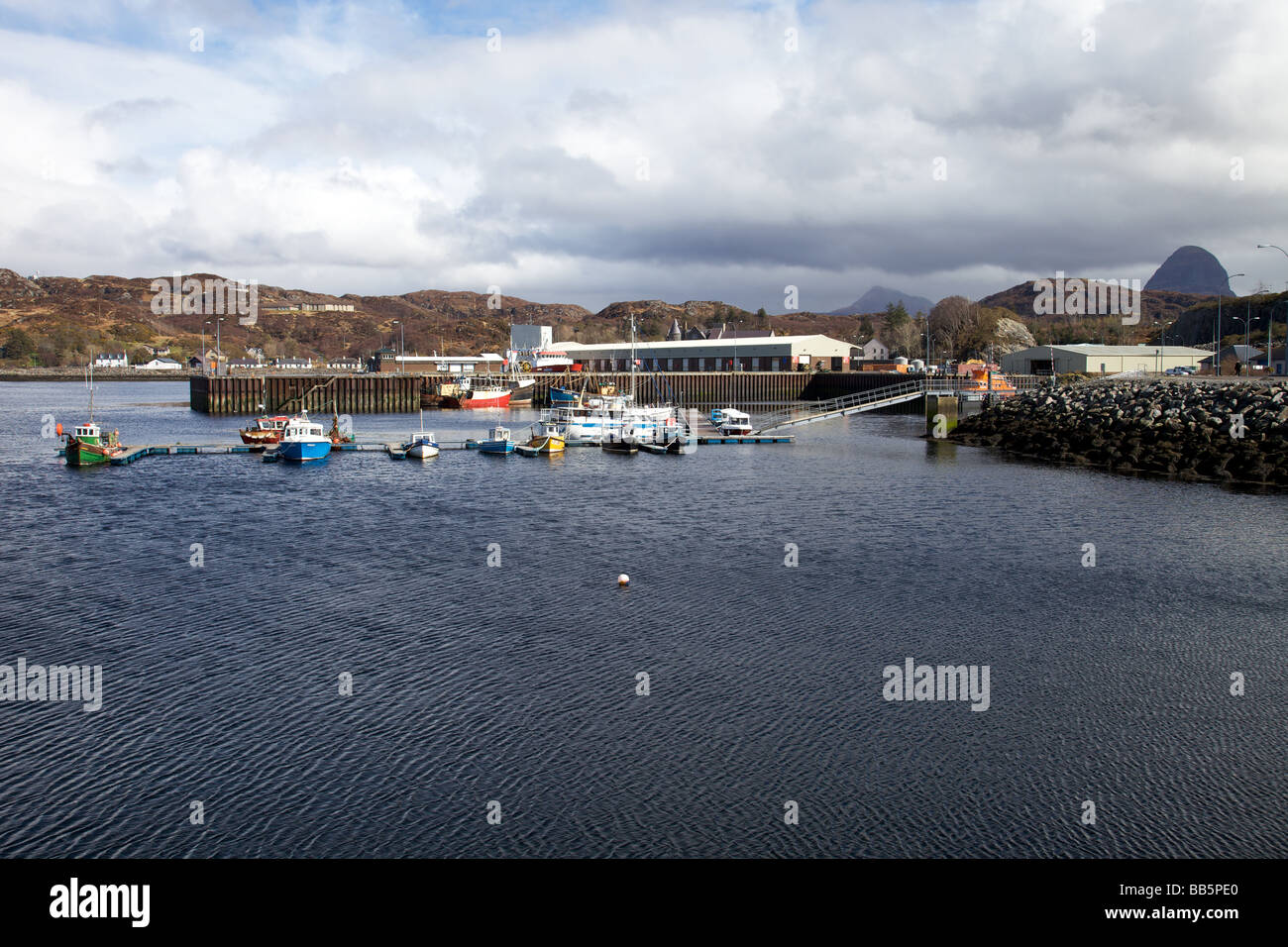Blick zum Suilven über Lochinver Hafen Sutherland North West Highlands von Schottland Stockfoto