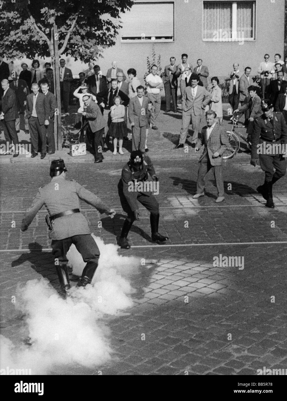 Geografie/Reisen, Deutschland, Berlin, Mauer, West-Berliner Polizisten versuchen, BA eine ostdeutsche Tränengasbombe, Bernauer Straße, 24.9.1961, zu werfen Stockfoto