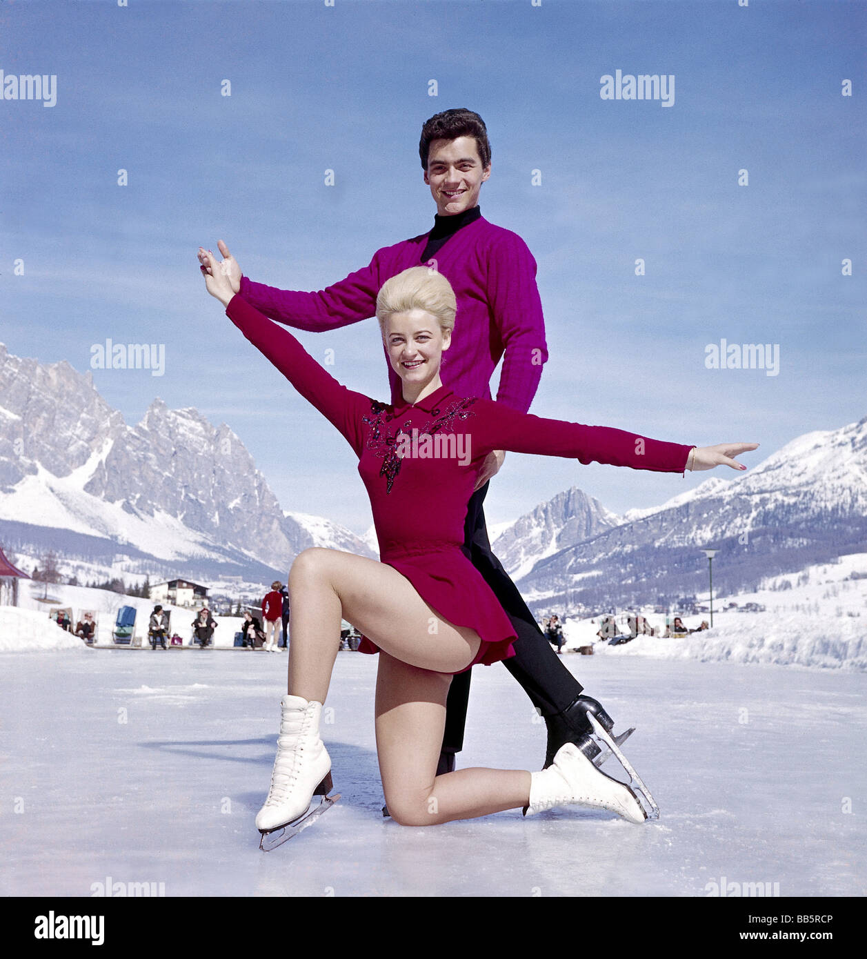 Baeumler, Hans Jürgen, * 28.1.1942, deutscher Sportler (Eiskunstlauf), volle Länge, mit Marika Kilius, auf Eis, 1950er Jahre, Stockfoto